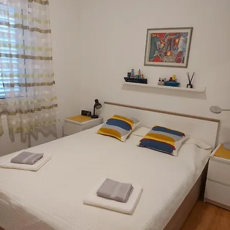 Loris アパート フヴァル