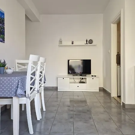 Loris アパート フヴァル