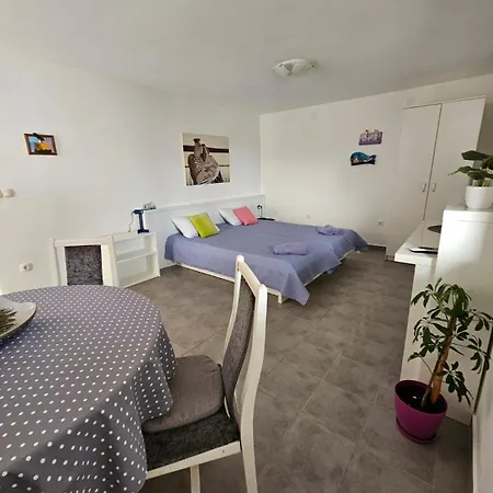 Loris アパート フヴァル